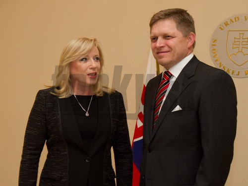 Bývalá premiérka Iveta Radičová a súčasný premiér Robert Fico počas odovzdávania úradu predsedu vlády SR