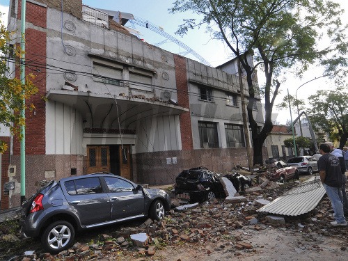 Oblasťou Buenos Aires sa prehnala ničivá búrka, zahynulo 17 ľudí