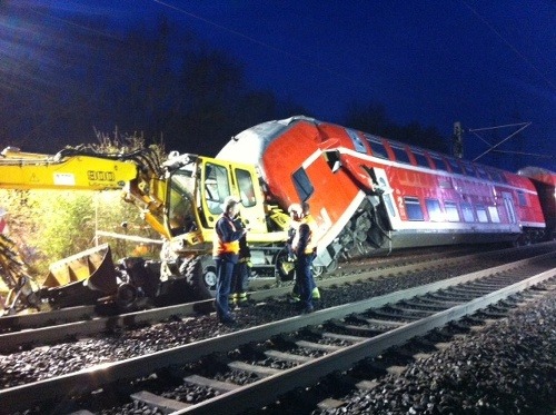 Zrážka vlaku s odstaveným bagrom v Nemecku si vyžiadala tri obete.