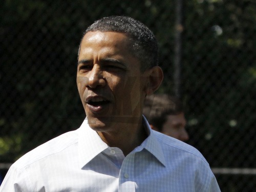 Obama kotúľal s pozvanými deťmi na trávniku Bieleho domu vajíčka