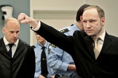 Breivik zdraví súd v štýle pravicových extrémistov