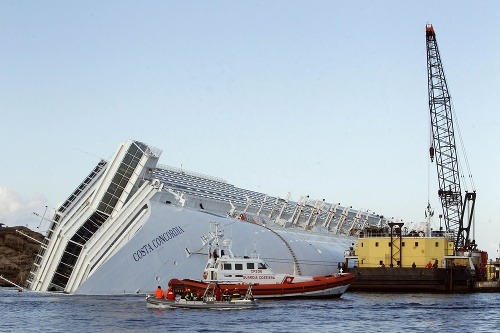 Výletná loď sa po havárii prevrátila