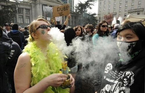 Účastníci kanadského pochodu za legalizáciu marihuany
