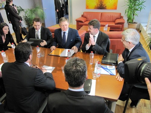 Premiér Robert Fico (v strede) na stretnutí s Marošom Šefčovičom (vľavo dole)