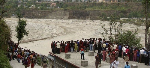 Miestni ľudia sledujú stúpajúcu rieku Seti