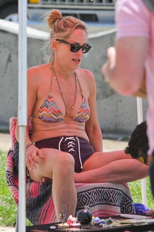Sharon Stone predviedla na pláži menšie tukové vankúšiky v oblasti brucha.