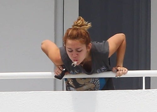 Miley Cyrus na balkóne dokázala, že jej nechutné zlozvyky nie sú cudzie.