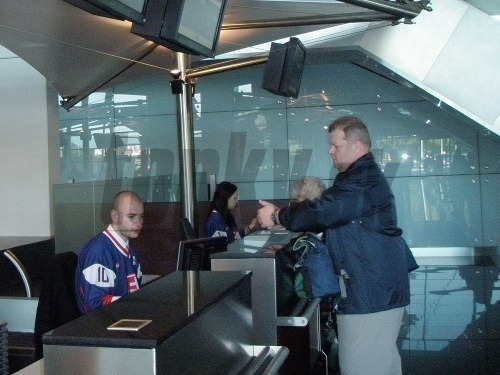 Na bratislavskom letisku cestujúcich vybavujú v hokejových dresoch.