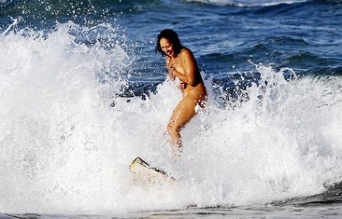 Marama Kake miluje nahé surfovanie