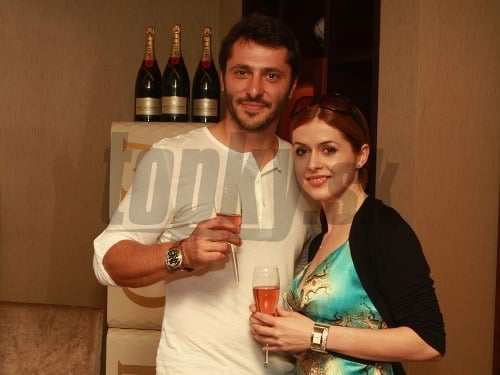 Herci Braňo Deák a Jana Lieskovská si pochutnávajú na šampanskom. 