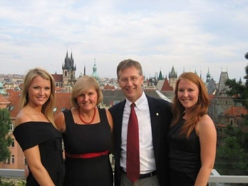 Aimee (naľavo) spolu s rodičmi a sestrou na výlete v Prahe