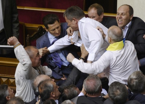 Takto sa v minulosti pobili poslanci v ukrajinskom parlamente