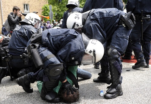 Pri násilnej demonštrácii museli zasahovať policajti