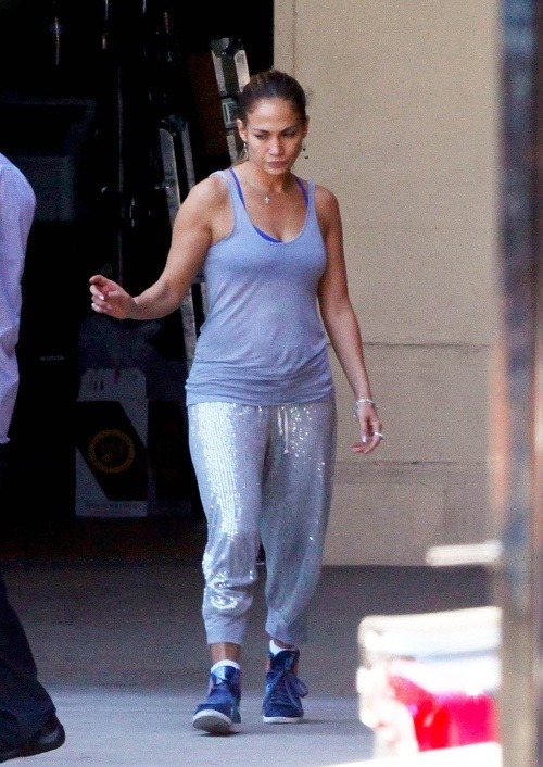 Jennifer Lopez bez mejkapu sexi cicu rozhodne nepripomína.