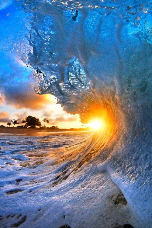Slnečný kotúč vyzerá uprostred vlny ako žiariace oko