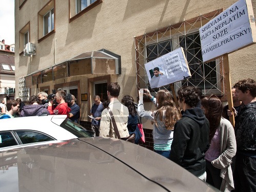 Účastníci protestnej akcie s názvom Spevokol za samovoľnú implóziu SOZY pred sídlom SOZA