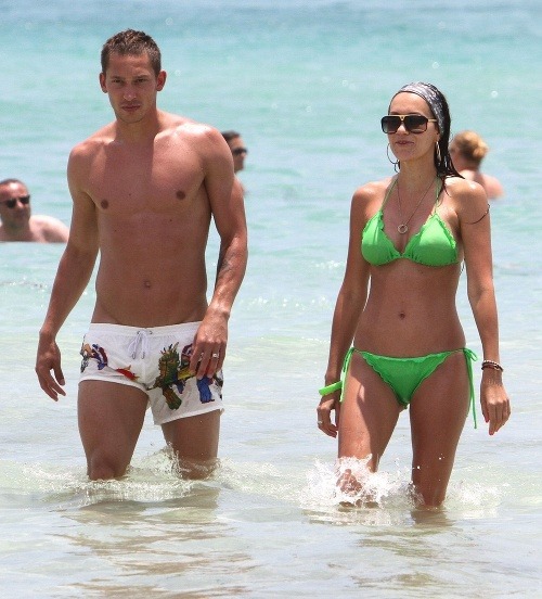 Sexi párik sa slnil na pláži v Miami.