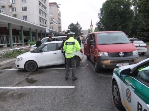 Zlodejov na úteku zastavilo policajné auto