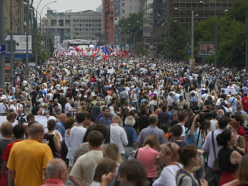 Na demonštráciu proti Putinovi v Moskve prišli desaťtisíce ľudí 