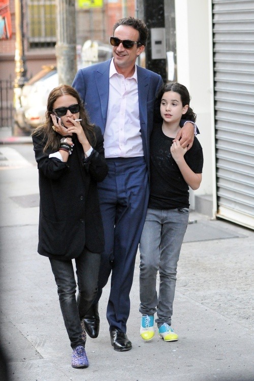 Mary-Kate Olsen s milencom Olivierom Sarkozym a jeho dcérou.