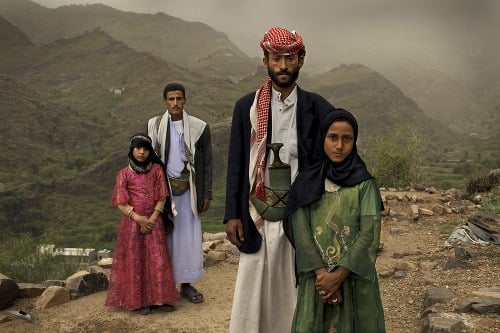 Tahani (v ružovom) z Jemenu si vzala svojho manžela Majeda, keď mala 6 rokov, on 25. Na zábere je aj jej bývalá spolužiačka s mužom.
