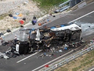 Vodič českého autobusu pravdepodobne zaspal za volantom a narazil do stĺpa