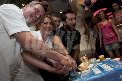 Zľava: Jozef Švoňavský, Gabriela Dzuríková, Andrej Bičan a Viktor Horján krájajú tortu po premiére filmu Doba ľadová.