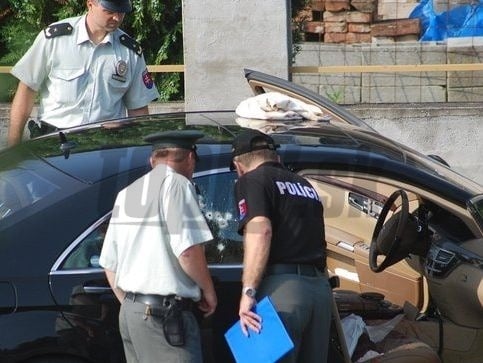 Útočníci do vozidla Mercedes vystrieľali približne 30 rán zo samopalu