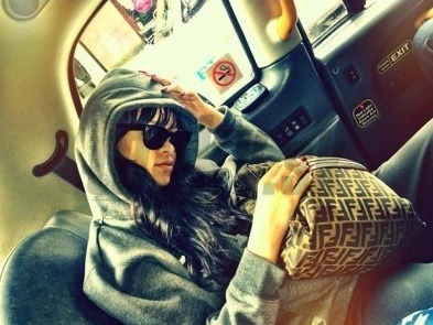 Rihanna počas prevozu v taxíku.