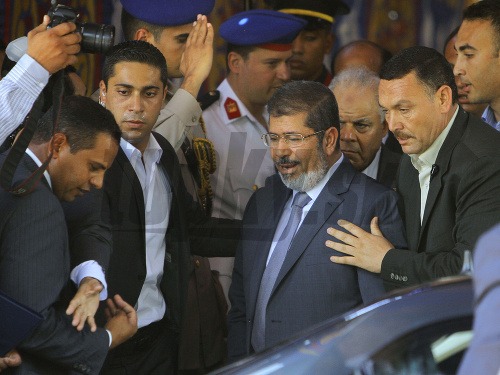 Mursí v doprovode ochranky