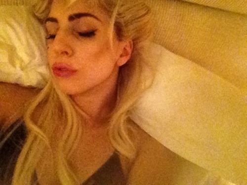 Lady Gaga sa ukladala na spánok nalíčená a s nafúknutými perami.