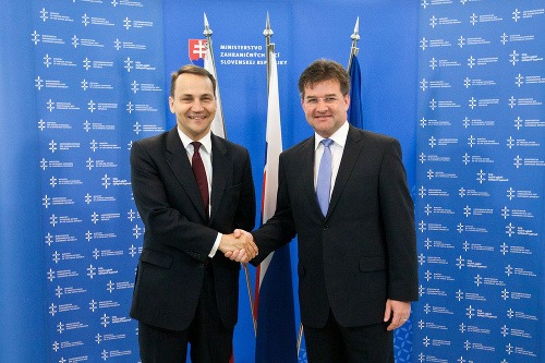 Miroslav Lajčák a šéf poľskej diplomacie Radoslaw Sikorski počas jeho prijatia ministrom