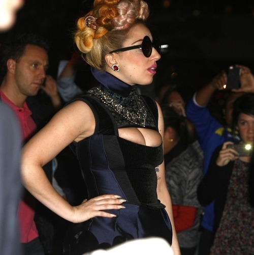 Lady Gaga v príliš úzkych šatách pôsobila pribratejším dojmom.