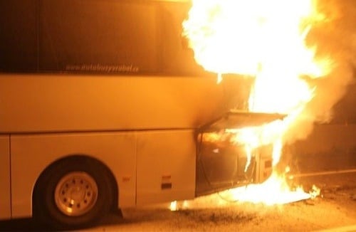 Autobus zhorel do tla