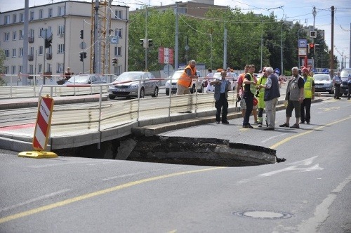 Na Evropskej triede v Prahe sa prepadla v nedeľu cesta.