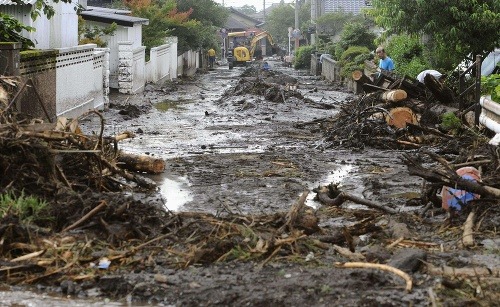 Japonské úrady ešte v sobotu nariadili evakuáciu takmer štvrť milióna obyvateľov