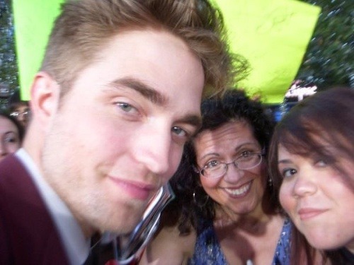 Gisela (v strede) sa pred dvoma rokmi stretla s hviezdou Twilight ságy, hercom Robertom Pattinsonom