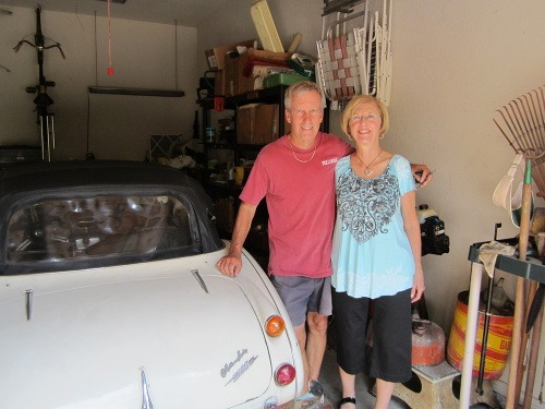Robert Russell s manželkou pri nájdenom aute