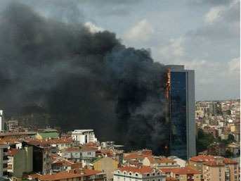 Požiar zachvátil 42-poschodový mrakodrap v Istanbule
