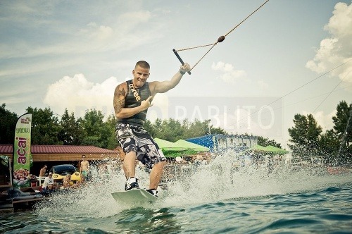 Keď zahrajú skladbu Baywatch, tak sa barmani utrhnú z reťaze