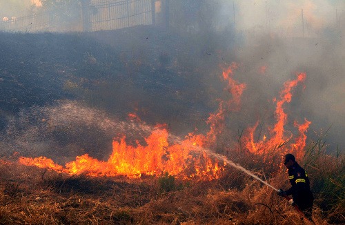 Požiar porastu desiatky kilometrov od Atén