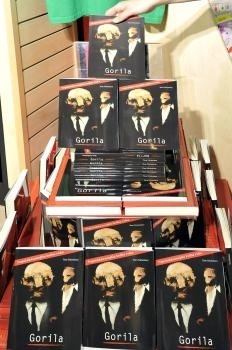 Najočakávanejšia kniha roka novinára Toma Nicholsona s názvom Gorila