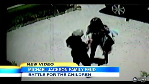 Záznam z bezpečnostnej kamery, ktorý zachytáva Paris Jackson v hádke s tetou Janet.
