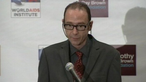 Timothy počas prejavu na konferencii