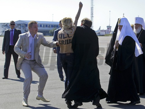 Aktivistka ukázala ruskému patriarchovi nahé prsia