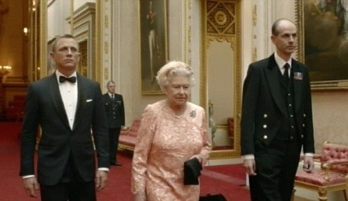 Kráľovná Alžbeta a jej osobný sluha agent 007