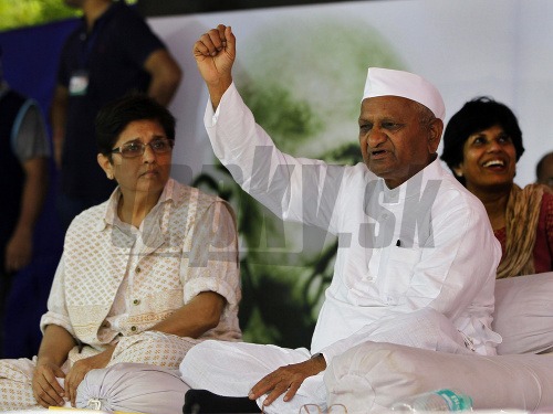 Anna Hazare (vpravo)