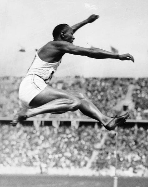 James Cleveland Owens počas olympijských hier v roku 1936.