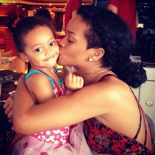Rihanna prekvapila roztomilými fotkami, na ktorých predstavila svoju adoptívnu dcérku.