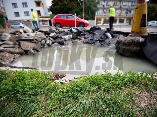V utorok pri bratislavskom PKO v skorých ranných hodinách prasklo potrubie oproti Výskumnému ústavu vodného hospodárstva.
